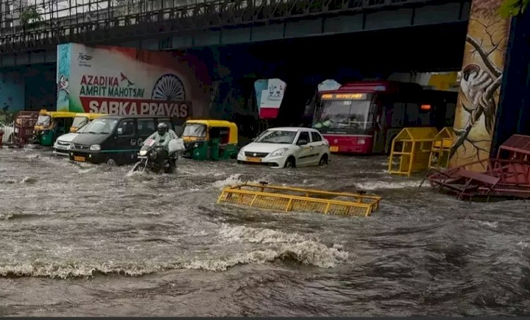 राजधानी दिल्ली में यमुना का पानी उफान पर, सीएम केजरीवाल ने की बाढ़ग्रस्त इलाकों में स्कूल बंद करने की घोषणा