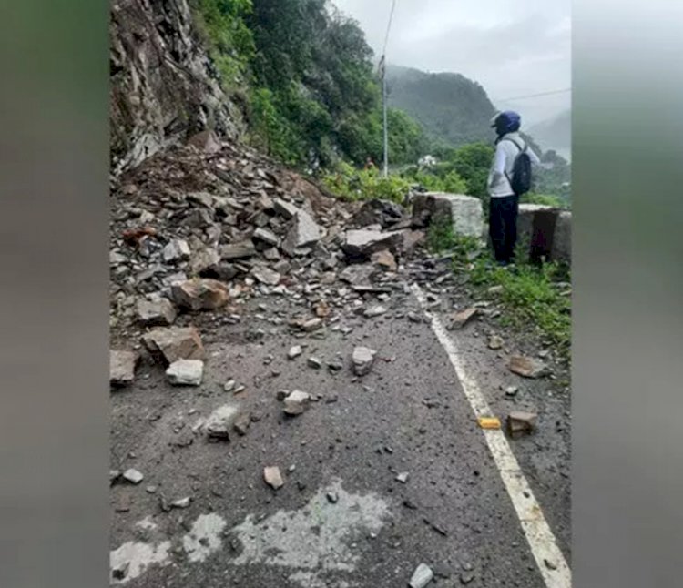 उत्तराखंड: पहाड़ों का मलबा गिरने से यमुनोत्री, बद्रीनाथ मार्ग बंद