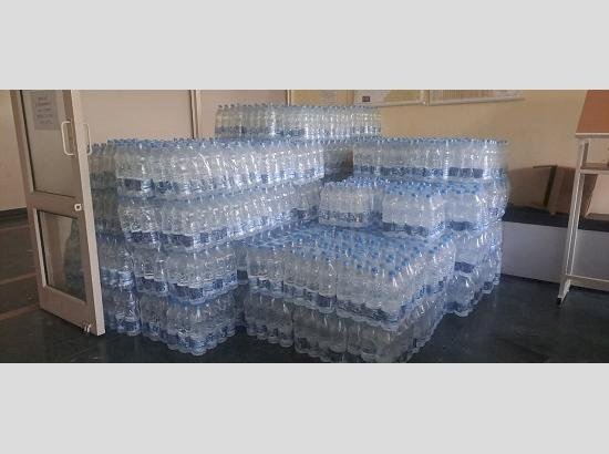 पीसीएस सेवानिवृत्त अधिकारी पंजाब में बाढ़ प्रभावित लोगों के लिए योगदान दे रहे