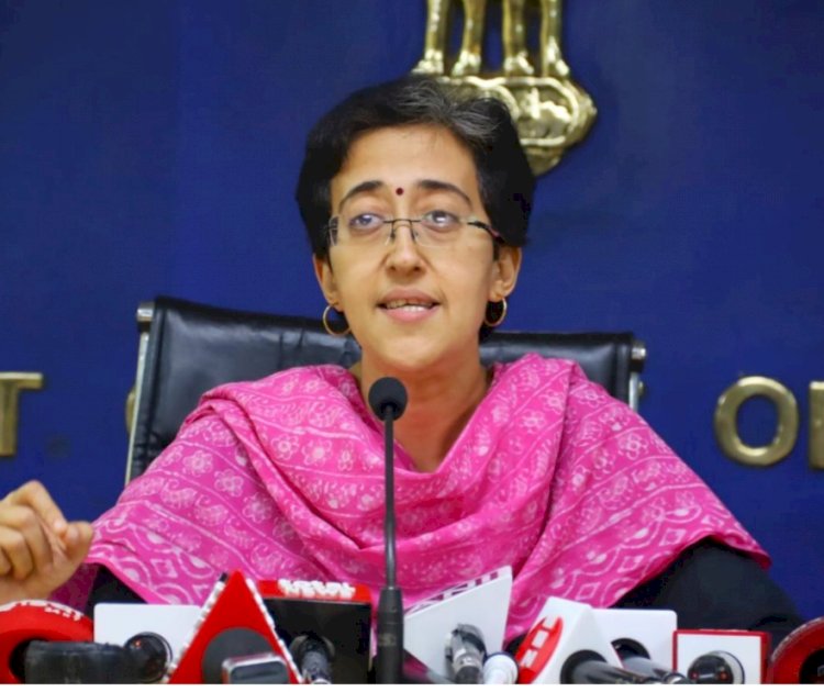 केजरीवाल सरकार की शिक्षा मंत्री आतिशी की मौजूदगी में एमओयू पर हुए हस्ताक्षर