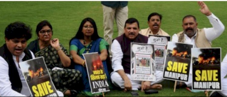 संसद में गांधी प्रतिमा के बाहर धरने पर बैठे सांसद संजय सिंह समेत कई सांसद, सिंह के निलंबन का विरोध