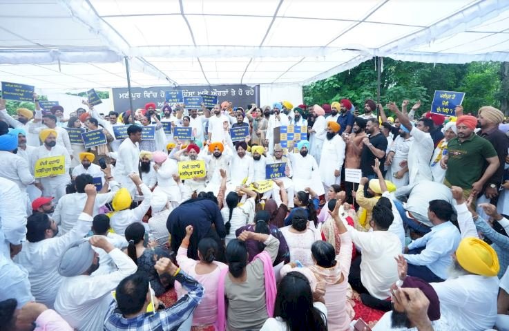 'आप' नताओं ने मणिपुर की घटना के खिलाफ चंडीगढ़ में किया प्रदर्शन, बीरेन सिंह सरकार को बर्खास्त करने की मांग की