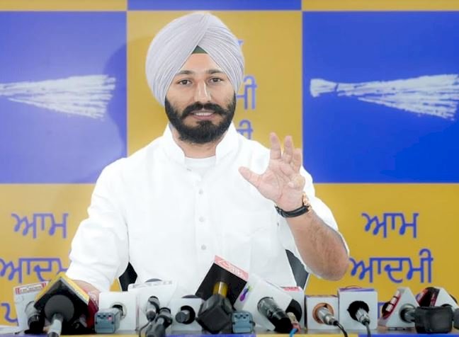 पत्रकार से विवाद मामले पर विधायक अमृतपल सुखानंद ने कहा - वह पत्रकार ही नहीं है, बस एक छोटा सा फेसबुक पेज चलाता है