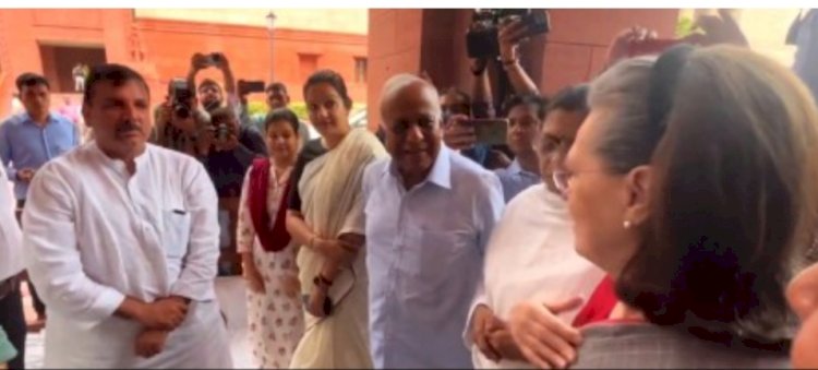 कांग्रेस पूर्व अध्यक्ष सोनिया गांधी ने आप सांसद संजय सिंह से की मुलाकात, कहा कांग्रेस आपके साथ