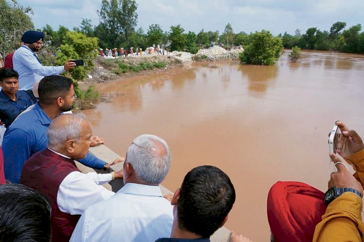 पंजाब के राज्यपाल ने समाना के शुतराना में बाढ़ प्रभावित गांवों का दौरा किया