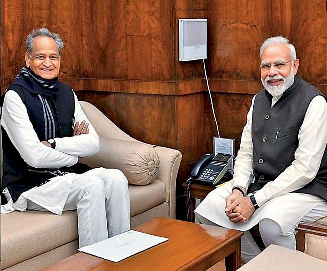 राजस्थान कार्यक्रम के निमंत्रण पर पीएमओ, अशोक गहलोत के बीच जुबानी जंग