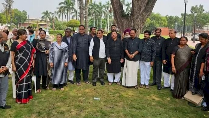 मणिपुर में भाजपा सरकार की विफलताओं के विरोध में इंडिया गठबंधन के सदस्य काले कपड़े पहनकर संसद पहुंचे