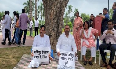 मणिपुर पर चर्चा की मांग को लेकर आप के निलंबित सांसदों ने संसद परिसर में विरोध प्रदर्शन किया