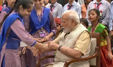 दिल्ली: रक्षाबंधन पर स्कूली छात्राओं ने पीएम मोदी को बांधी राखी