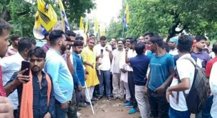 आम आदमी पार्टी कार्यकर्ताओं ने किया बिजली कार्यालय का घेराव, समस्याओं को लेकर आक्रोशित