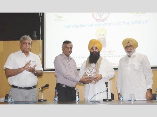 मंत्री गुरमीत खुड्डियां ने वेट वर्सिटी में छात्रों से बातचीत की