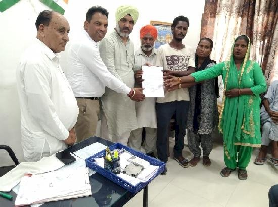 विधायक दहिया ने फिरोजपुर में बारिश से प्रभावित तीन पीड़ितों को मुआवजे के चेक दिए
