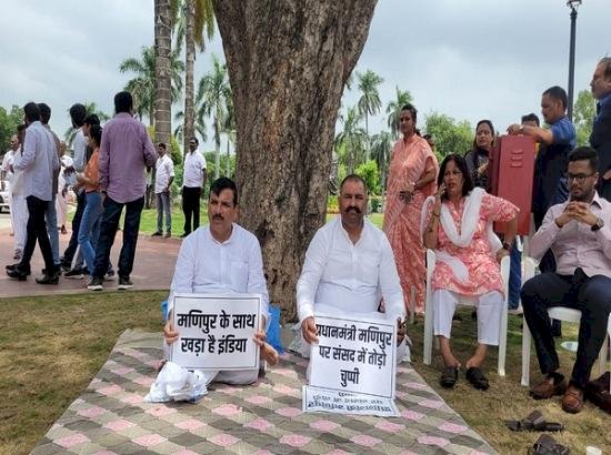 मणिपुर पर चर्चा की मांग को लेकर आप के निलंबित सांसदों ने संसद परिसर में विरोध प्रदर्शन किया