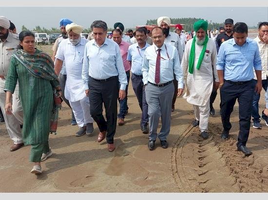 अंतर-मंत्रालयी केंद्रीय टीम ने डेराबस्सी में बाढ़ प्रभावित क्षेत्रों का दौरा किया .