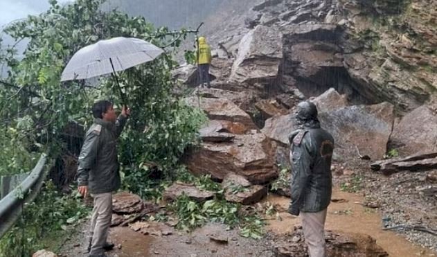 भूस्खलन से  केदारनाथ मार्ग बंद, गौरीकुंड हाईवे का 60 मीटर हिस्सा ध्वस्त