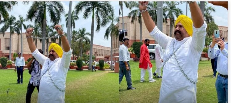 संसद के बाहर जंजीरों में कैद निलंबित सुशील कुमार रिंकू ने किया विरोध प्रदर्शन