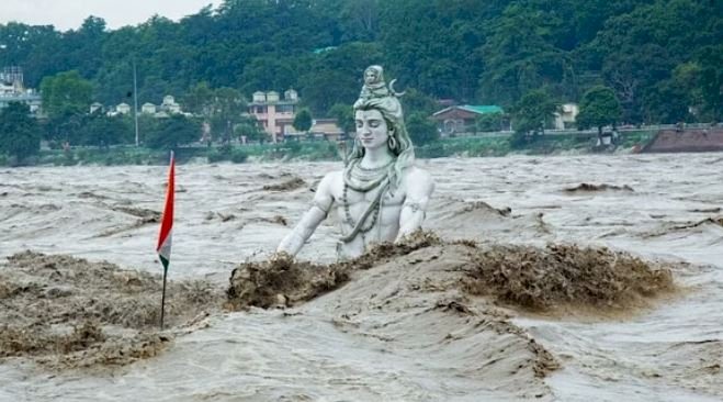 उत्तराखंड: भारी बारिश से ऋषिकेश में दिखा गंगा जी का 2013 वाला रूप