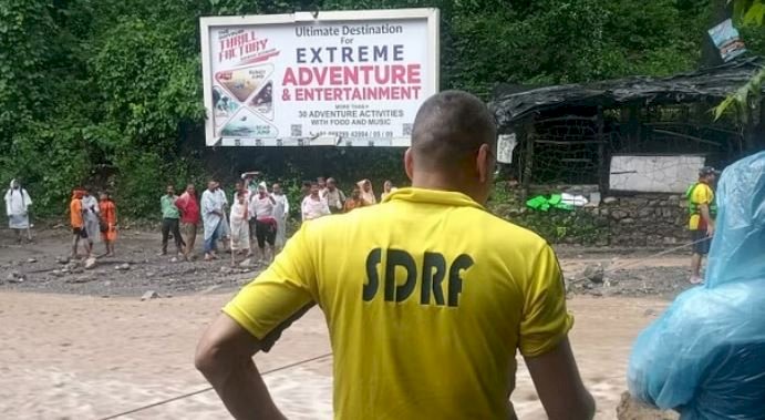 पौड़ी:नाइट पैराडाइज कैंप क्षेत्र जमींदोज, एक ही परिवार के पांच लोग दबे