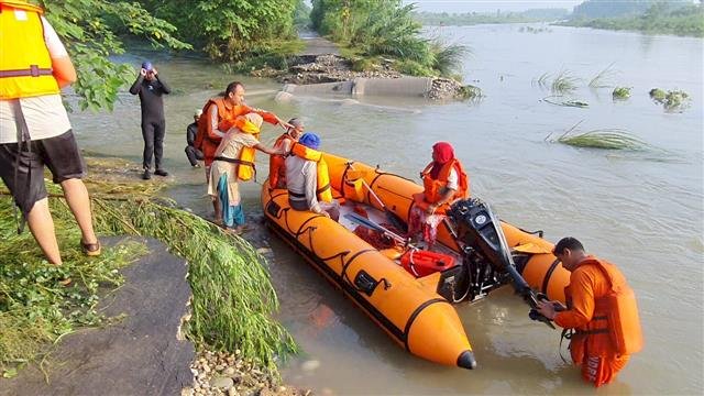 भाखड़ा बांध से पानी छोड़े जाने के बाद सतलज नदी में बाढ़ आने के कारण पंजाब के रोपड़ में फंसे ग्रामीणों को निकाला गया