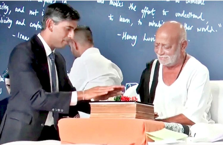ऋषि सुनक ने लगाया जय श्री राम का जयकारा, मोरारी बापू की रामकथा में हुए शामिल