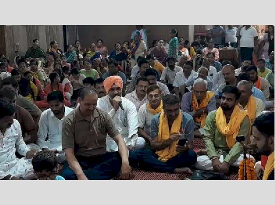 विधायक दहिया एसआरके मंदिर में 13.5 लाख बार ओम नमः शिवाय जाप के समापन पर शामिल हुए