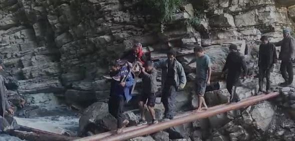 उत्तराखंड:भारी बारिश से पहाड़ पर आपदा जैसे हालात, पोल के सहारे गर्भवती महिला को नाला पार कराने का वीडियो वायरल