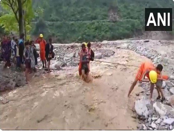 एनडीआरएफ ने मंडी में बादल फटने की घटना स्थलों से फंसे हुए 51 लोगों को बचाया