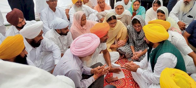 मुख्यमंत्री भगवंत मान ने लेह दुर्घटना में मारे गए सैनिकों के परिजनों को 1 करोड़ रुपये का चेक सौंपा