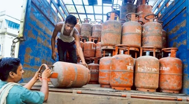 केंद्र सरकार की बड़ी घोषणा- सभी उपभोक्ताओं के लिए एलपीजी गैस सिलेंडर की कीमतों में ₹200 की कटौती की गई