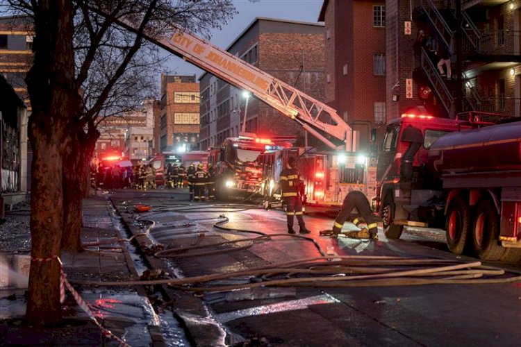 दक्षिण अफ्रीका के जोहान्सबर्ग में बहुमंजिला इमारत में भीषण आग लगने से 64 की मौत, 43 घायल