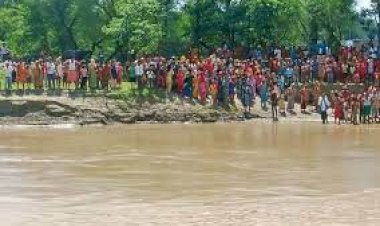 मुजफ्फरपुर नाव पलटने से लापता 12 बच्चों को मृत अवस्था में बाहर निकाला गया