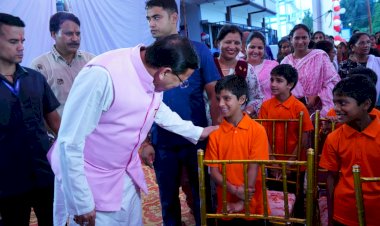सीएम धामी पहुंचे निर्धन बच्चों के बीच, केक काटा, उपहार बांटे