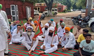 किसानों ने माइनिंग विभाग के अधिकारियों को दफ्तर में किया बंद,किया शुरू