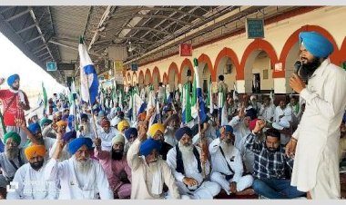 बाढ़ मुआवजे और एमएसपी की मांग को लेकर पंजाब के किसानों का रेल-रोको विरोध प्रदर्शन दूसरे दिन भी रहा जारी