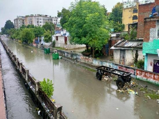 यूपी: लखनऊ में भारी बारिश, कई इलाकों में जलभराव
