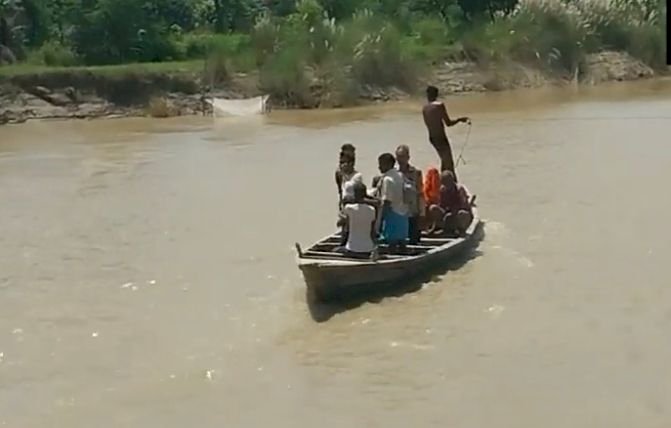 बिहार के मुजफ्फरपुर में बागमती नदी में नाव पलटने से 10 बच्चे लापता