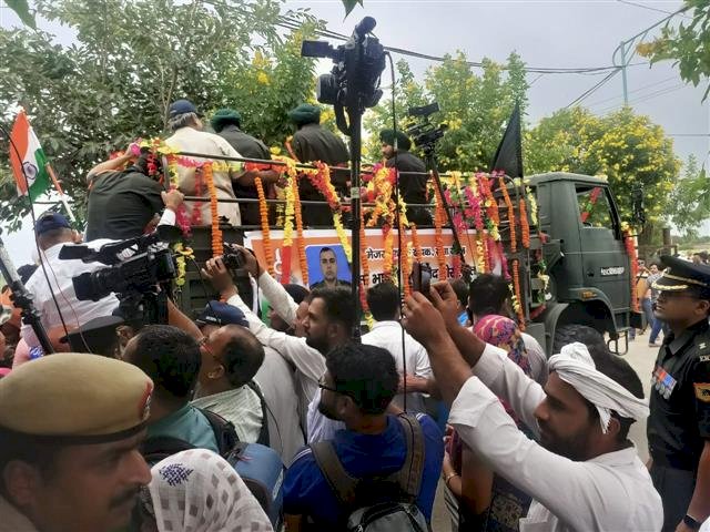 मेजर धौंचक के पार्थिव शरीर के पानीपत पहुंचते ही दिखे भावुक दृश्य