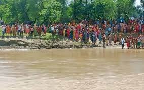 मुजफ्फरपुर नाव पलटने से लापता 12 बच्चों को मृत अवस्था में बाहर निकाला गया