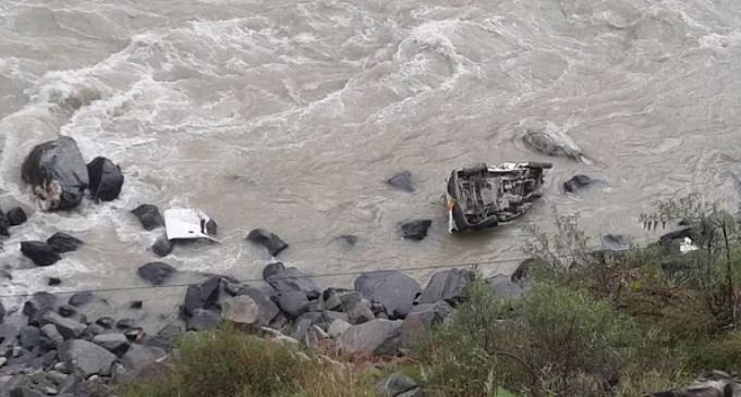 उत्तराकाशी में भीषण हादसा, नदी में गिरी कार, तीन की मौत