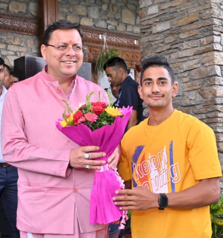 शोसल मीडिया पर वायरल उत्तराखंड के स्टंट मैन चमन वर्मा से मिले सीएम, बढ़ाया हौंसला