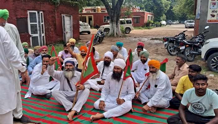 किसानों ने माइनिंग विभाग के अधिकारियों को दफ्तर में किया बंद,किया शुरू