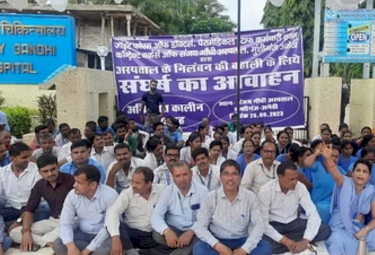 अमेठी के संजय गांधी अस्पताल के 400 कर्मचारी सत्याग्रह पर, बोले- लाइसेंस बहाल होने तक चलेगा आंदोलन