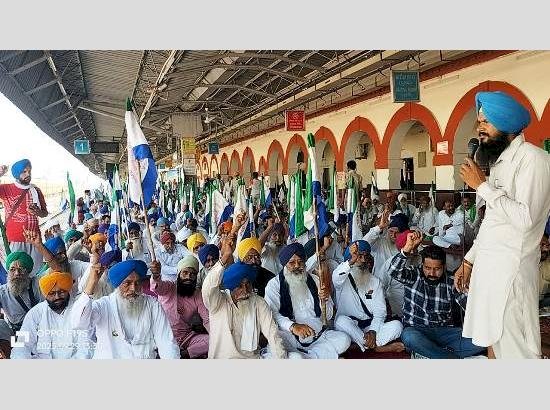 बाढ़ मुआवजे और एमएसपी की मांग को लेकर पंजाब के किसानों का रेल-रोको विरोध प्रदर्शन दूसरे दिन भी रहा जारी