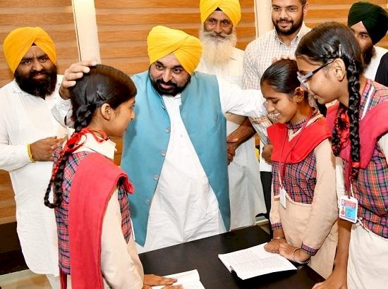 सीएम मान ने पंजाबियों को 12 अत्याधुनिक पुस्तकालय समर्पित किए