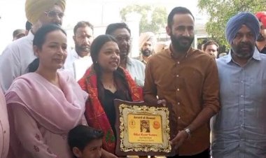 खेल मंत्री मीत हेयर ने गोल्ड मेडल विजेता सिफ्त कौर से की मुलाकात