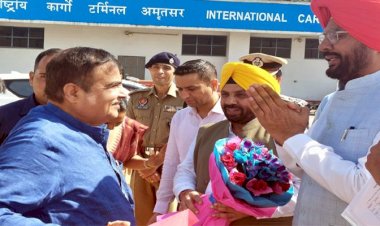 मंत्री हरभजन सिंह ईटीओ और कुलदीप धालीवाल ने अमृतसर एयरपोर्ट पर केंद्रीय मंत्री नितिन गडकरी का स्वागत किया