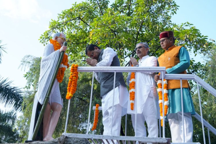 गांधी जयंती पर सीएम धामी ने दी राष्ट्रपिता को श्रद्धांजलि