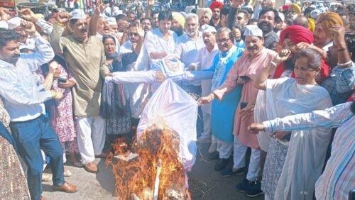 संजय सिंह की गिरफ्तारी के खिलाफ आम आदमी पार्टी का पूरे पंजाब भर में ज़ोरदार प्रदर्शन, प्रधानमंत्री मोदी के पुतले फूंके