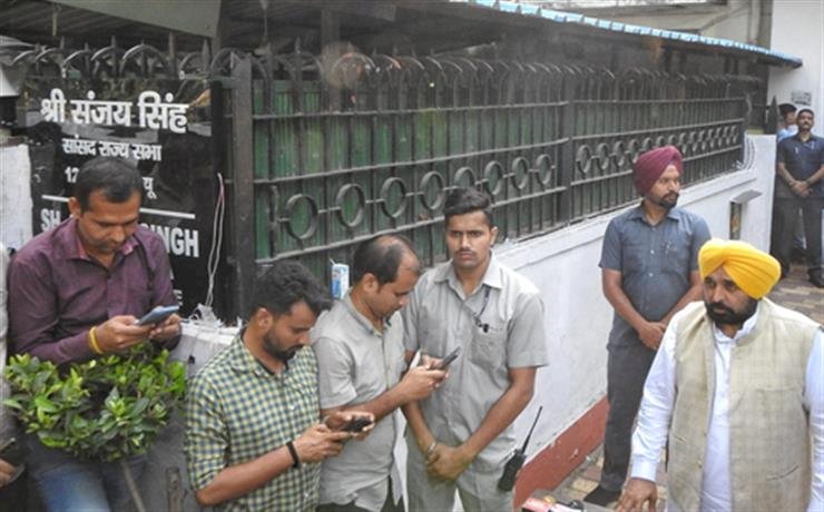 पंजाब के मुख्यमंत्री ने संजय सिंह के परिवार से की मुलाकात, कहा- विपक्ष से डरी हुई है बीजेपी