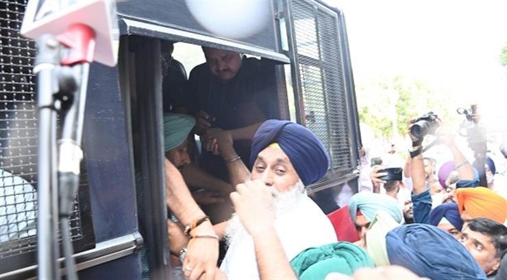 सुखबीर बादल ने एसवाईएल नहर पर विरोध प्रदर्शन का नेतृत्व किया, चंडीगढ़ पुलिस ने सीएम आवास तक पहुंचने की उनकी कोशिश को नाकाम कर दिया